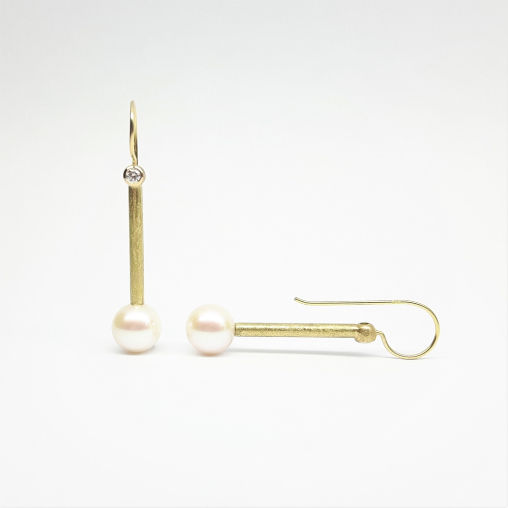 Boucles d'oreilles en or jaune 18kt, perles et diamants.
