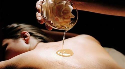Massage bien-être aux huiles chaudes