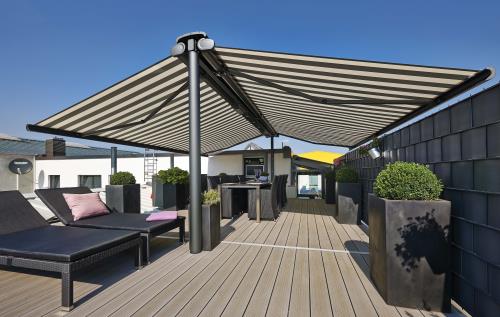 Free-standing awning systems