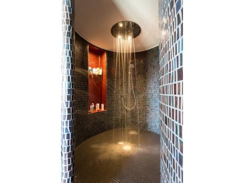 Douche complète en mosaique et tete de douche