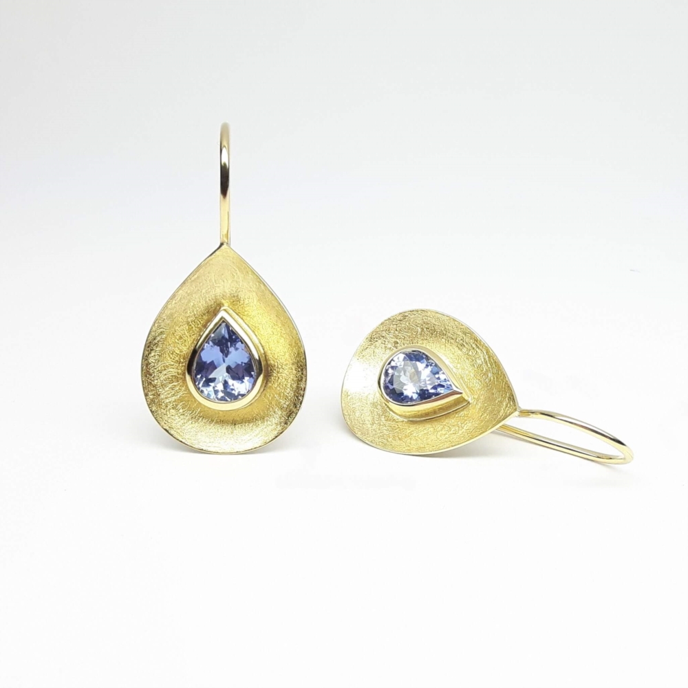 Boucles d'oreilles en or jaune 18kt et gouttes en tanzanite.