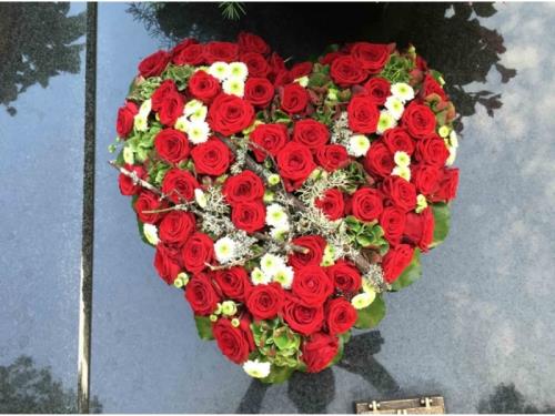Arrangement floral en forme de coeur