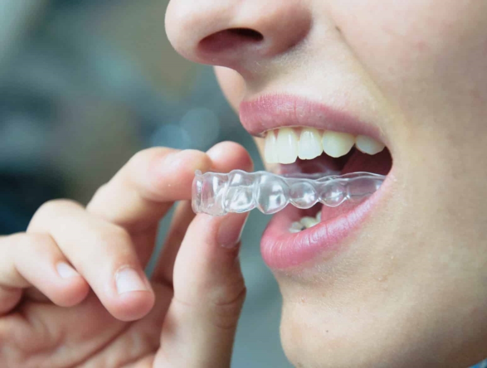 Dentiste soignant les  enfants et adultes 