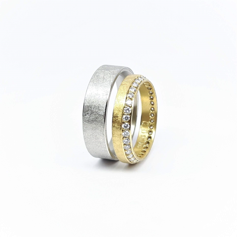 Alliances sur mesure, or jaune-blanc 18kt et diamants.