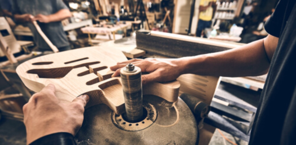 Stage de fabrication de basses et de guitares