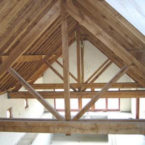 Construction traditionnelle en chêne bûché et vieilli.