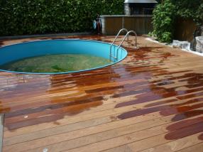 Terrasse en bois et piscine 