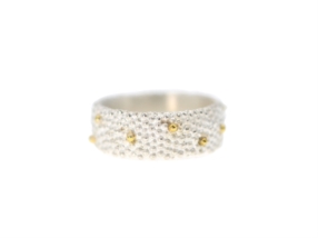 Bague en argent et relief