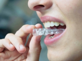 Dentiste soignant les  enfants et adultes 